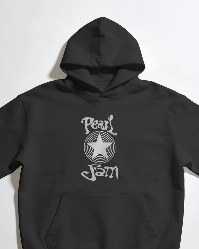 Siyah oversize kapüşonlu sweatshirt üzerinde Pearl Jam Yıldız Logo baskısı, grunge tarzı, fotoğraf 1/3