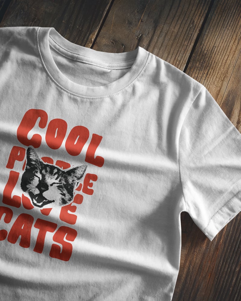 Beyaz regular tişört üzerinde Cool People Love Cats baskısı, tipografik tarzı, kedi figürlü, fotoğraf 1/3