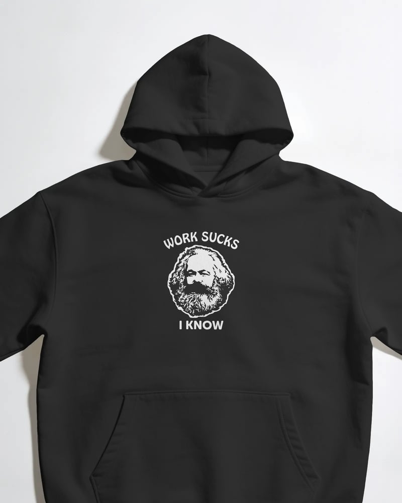 Siyah oversize kapüşonlu sweatshirt üzerinde Work Sucks Karl Marx baskısı, tipografik tarzı, fotoğraf 1/3