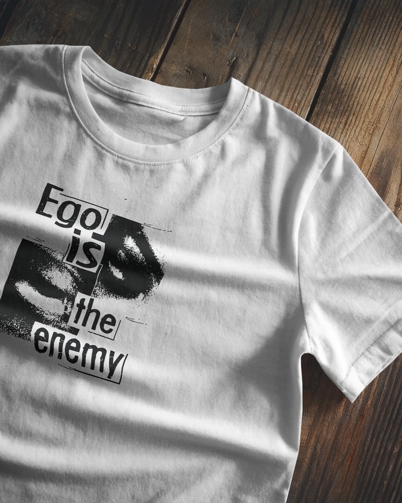 Beyaz regular tişört üzerinde Ego is the Enemy baskısı, tipografik tarzı, fotoğraf 1/3