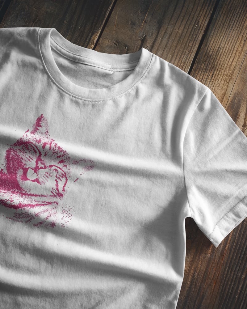 Beyaz regular tişört üzerinde Pink Cat baskısı, kedi figürlü, fotoğraf 1/3