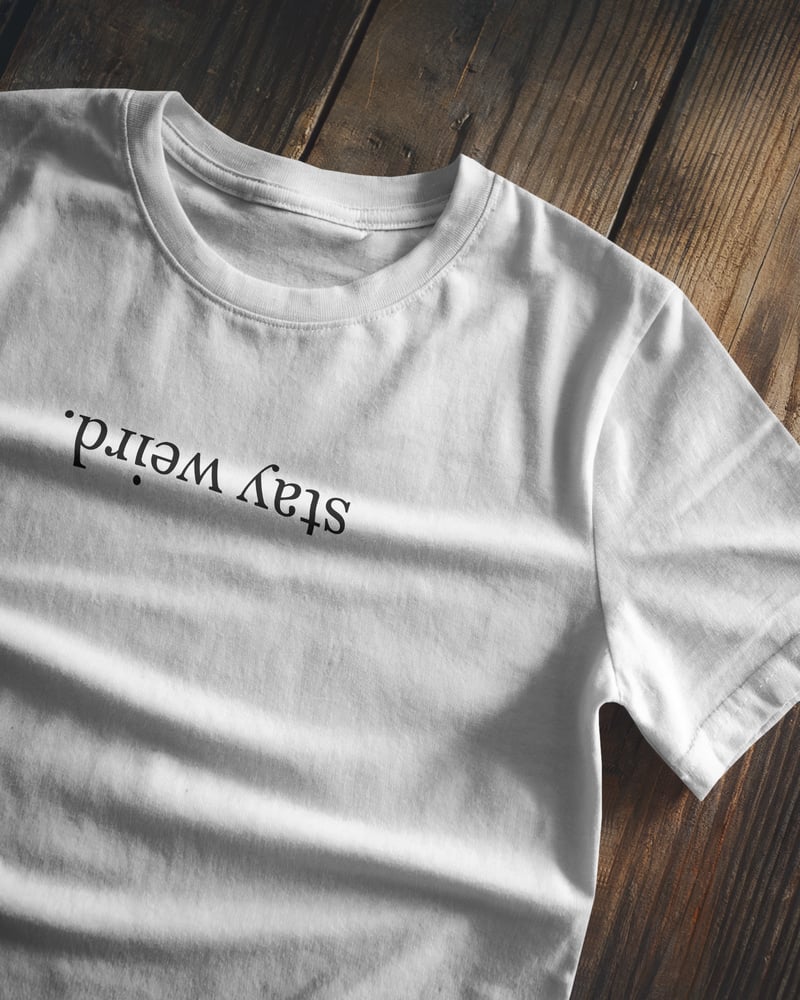 Beyaz regular tişört üzerinde Stay Weird Ters baskısı, tipografik tarzı, fotoğraf 1/3