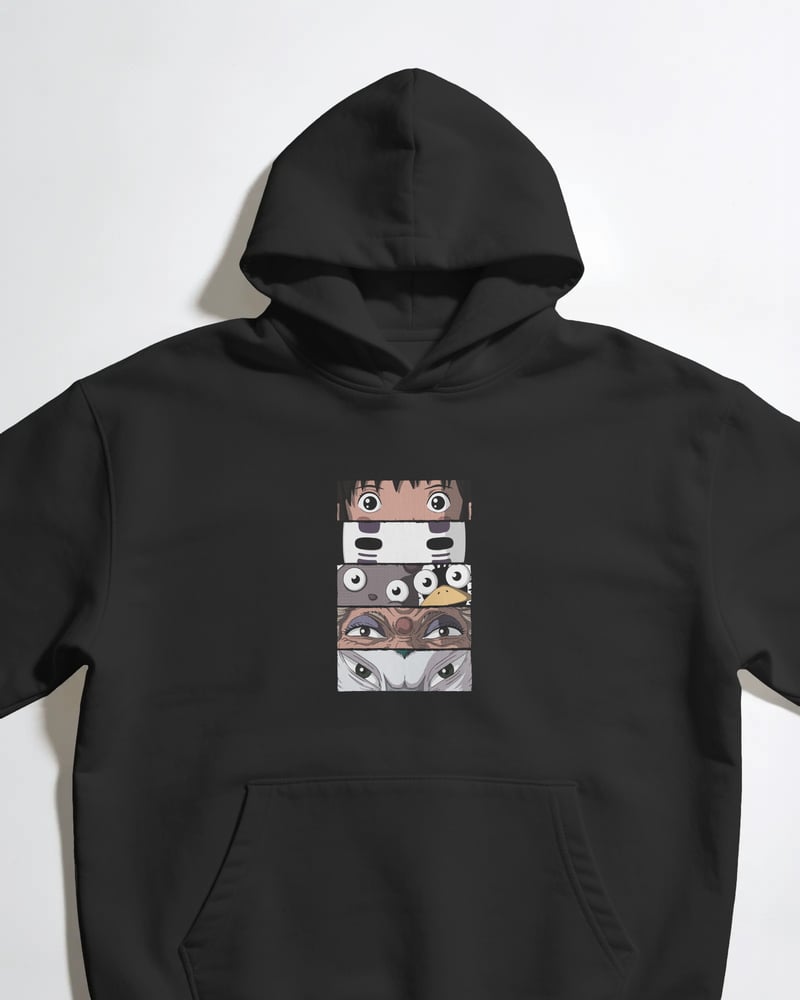 Siyah oversize kapüşonlu sweatshirt üzerinde Spirited Away baskısı, fotoğraf 1/3