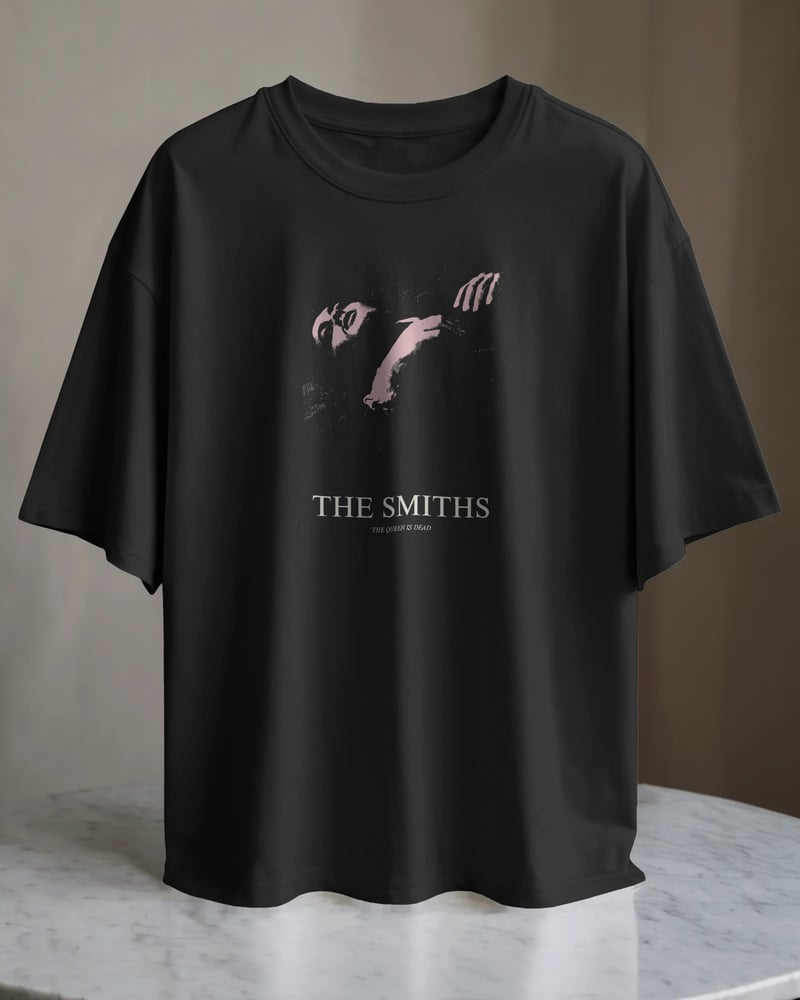 Siyah regular tişört üzerinde The Smiths The Queen is Dead baskısı, vintage tarzı, fotoğraf 1/3