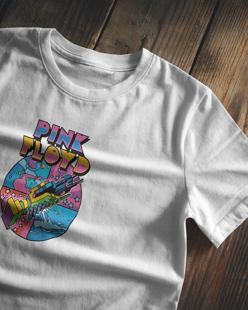 Beyaz regular tişört üzerinde Pink Floyd baskısı, psikedelik tarzı, fotoğraf 1/3