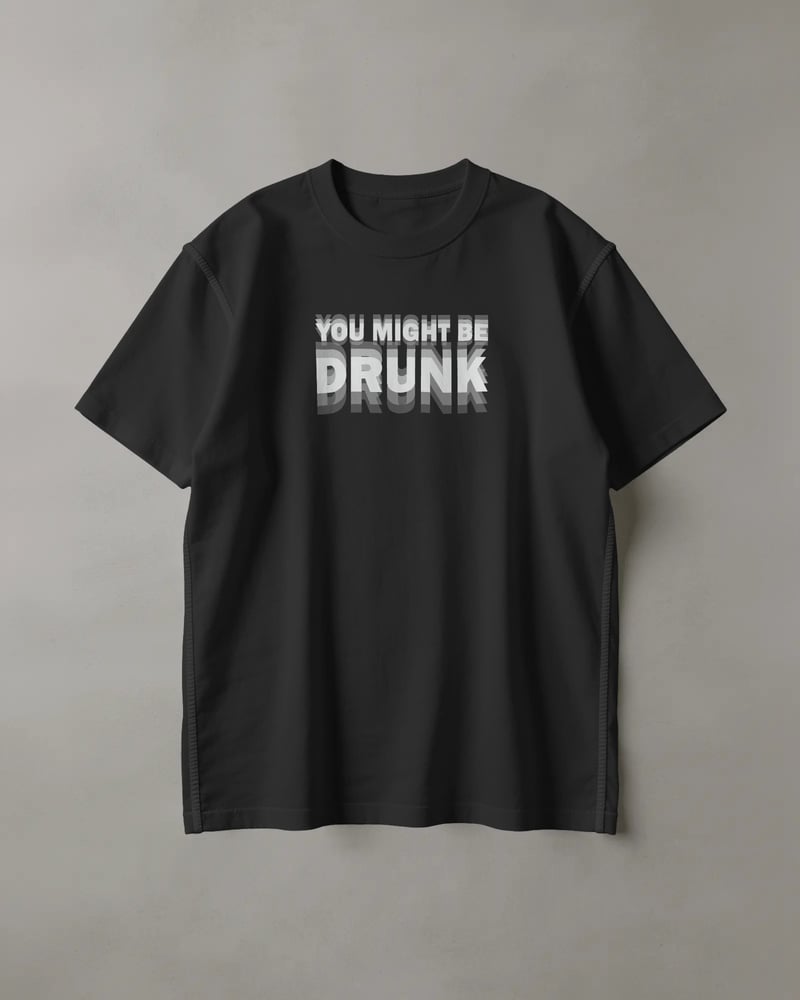 Siyah regular tişört üzerinde You Might be Drunk baskısı, tipografik tarzı, fotoğraf 1/3