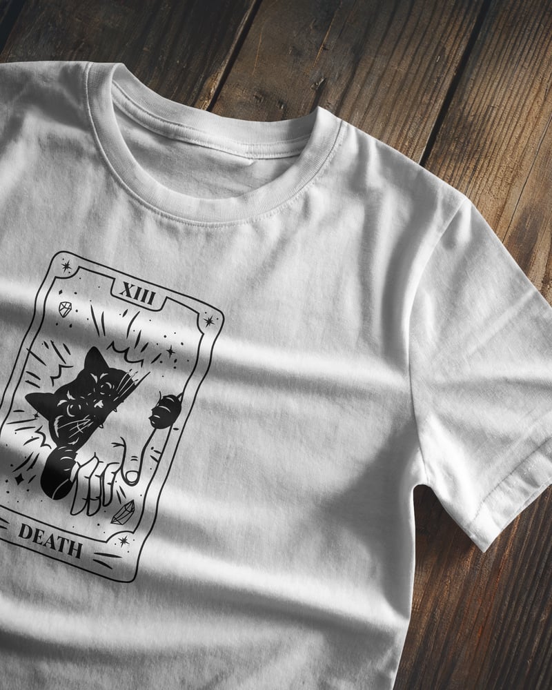 Beyaz regular tişört üzerinde Tarot Cat Death baskısı, kedi figürlü, fotoğraf 1/3