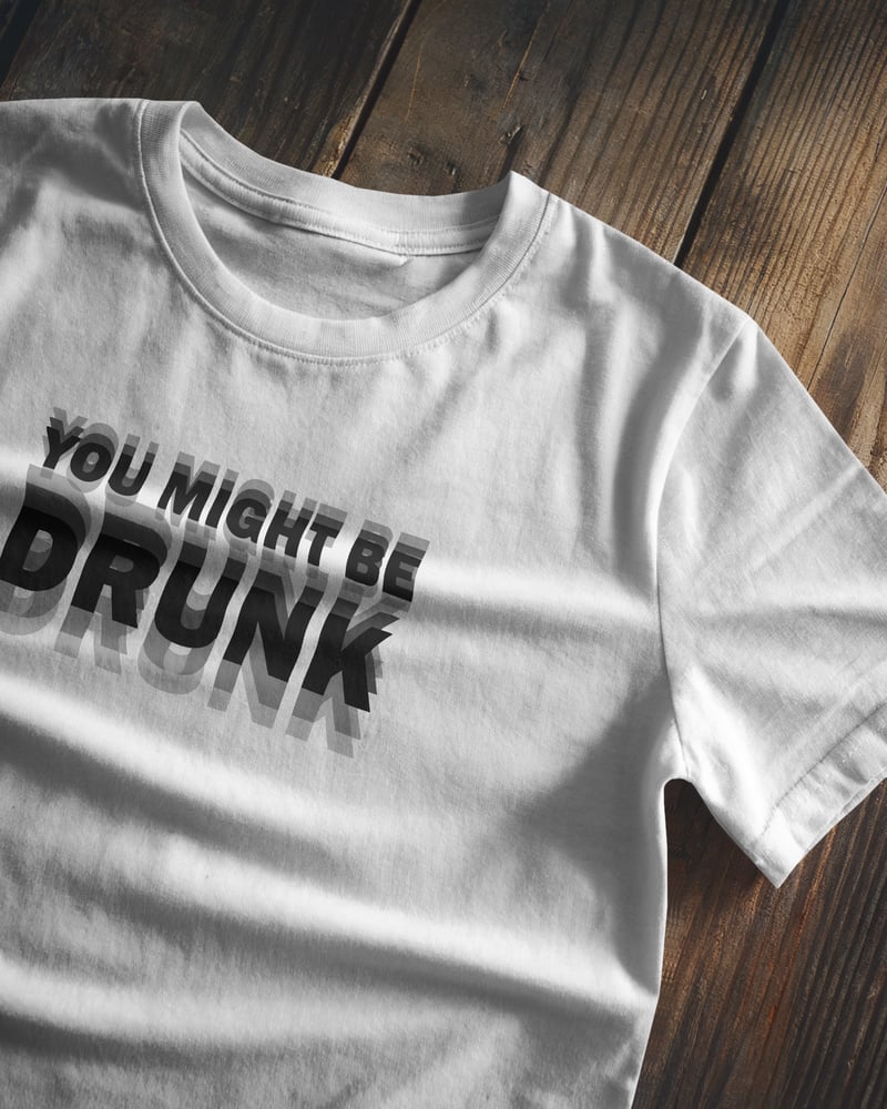 Beyaz regular tişört üzerinde You Might be Drunk baskısı, tipografik tarzı, fotoğraf 1/3