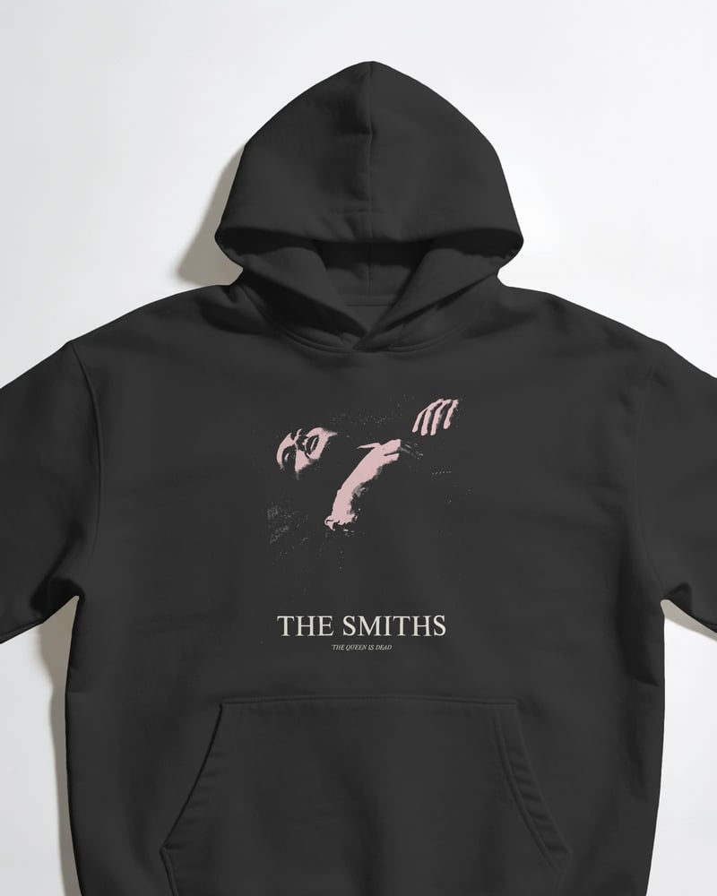 Siyah oversize kapüşonlu sweatshirt üzerinde The Smiths The Queen is Dead baskısı, vintage tarzı, fotoğraf 1/3