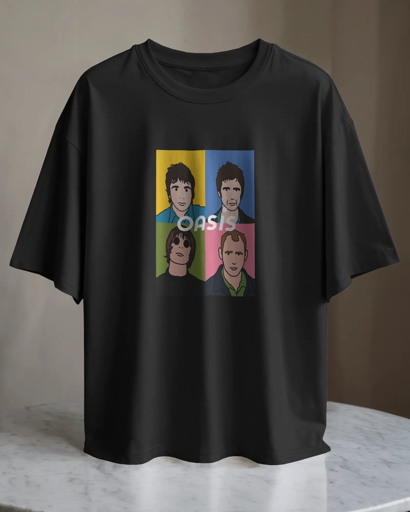 Siyah regular tişört üzerinde Oasis Four Colors baskısı, pop art tarzı, fotoğraf 1/3