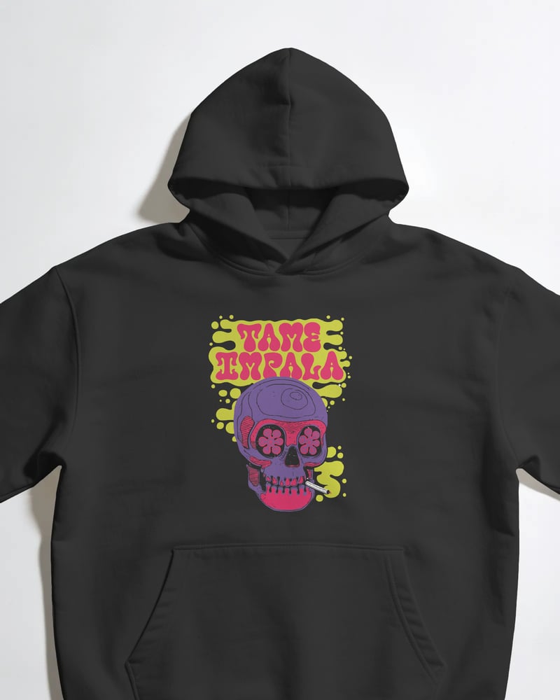 Siyah oversize kapüşonlu sweatshirt üzerinde Tame Impala Colorful Skul baskısı, psikedelik tarzı, kafatası figürlü, fotoğraf 1/3