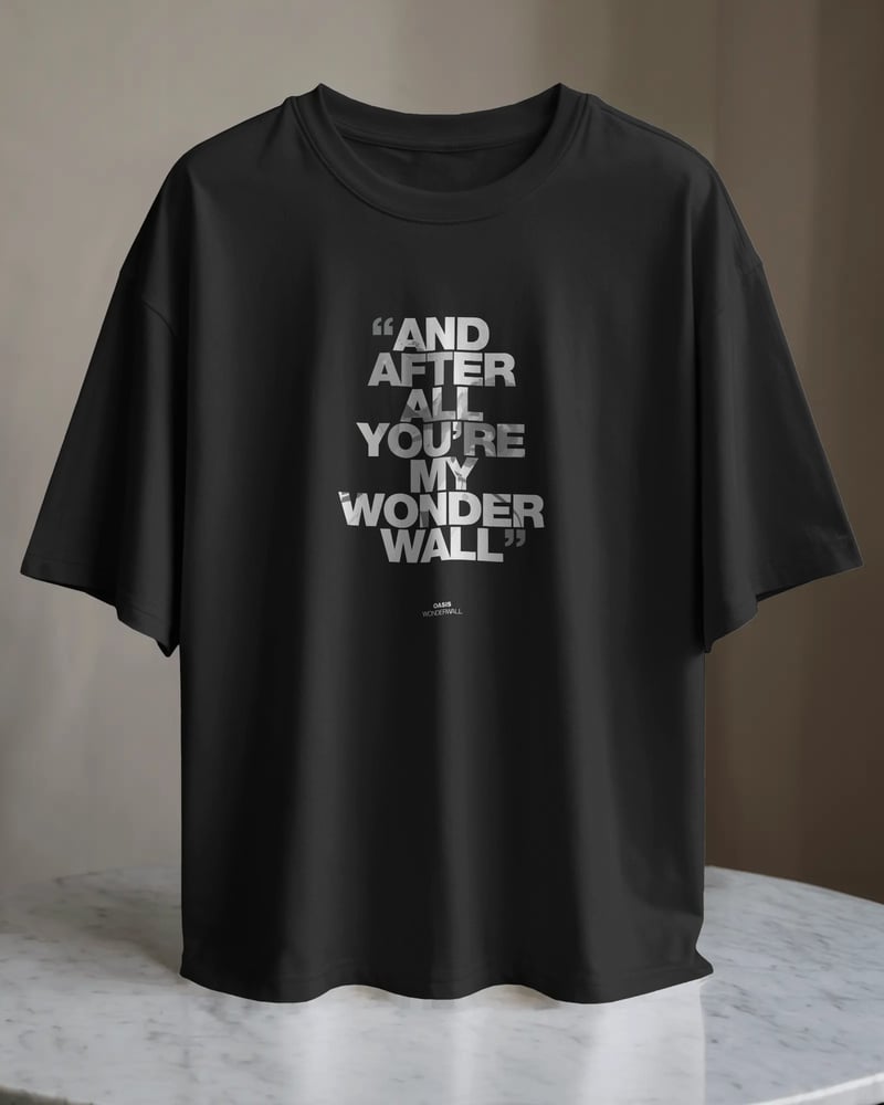 Siyah regular tişört üzerinde Oasis You're My Wonderwall baskısı, tipografik tarzı, fotoğraf 1/3
