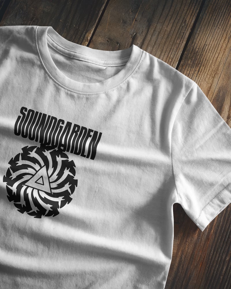 Beyaz regular tişört üzerinde Soundgarden baskısı, grunge tarzı, fotoğraf 1/3