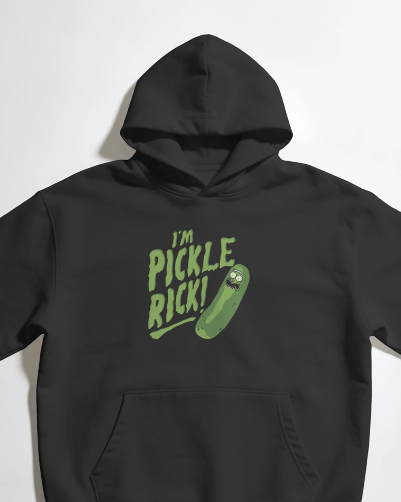 Siyah oversize kapüşonlu sweatshirt üzerinde Rick and Morty I'm Pickle baskısı, karikatür tarzı, fotoğraf 1/3