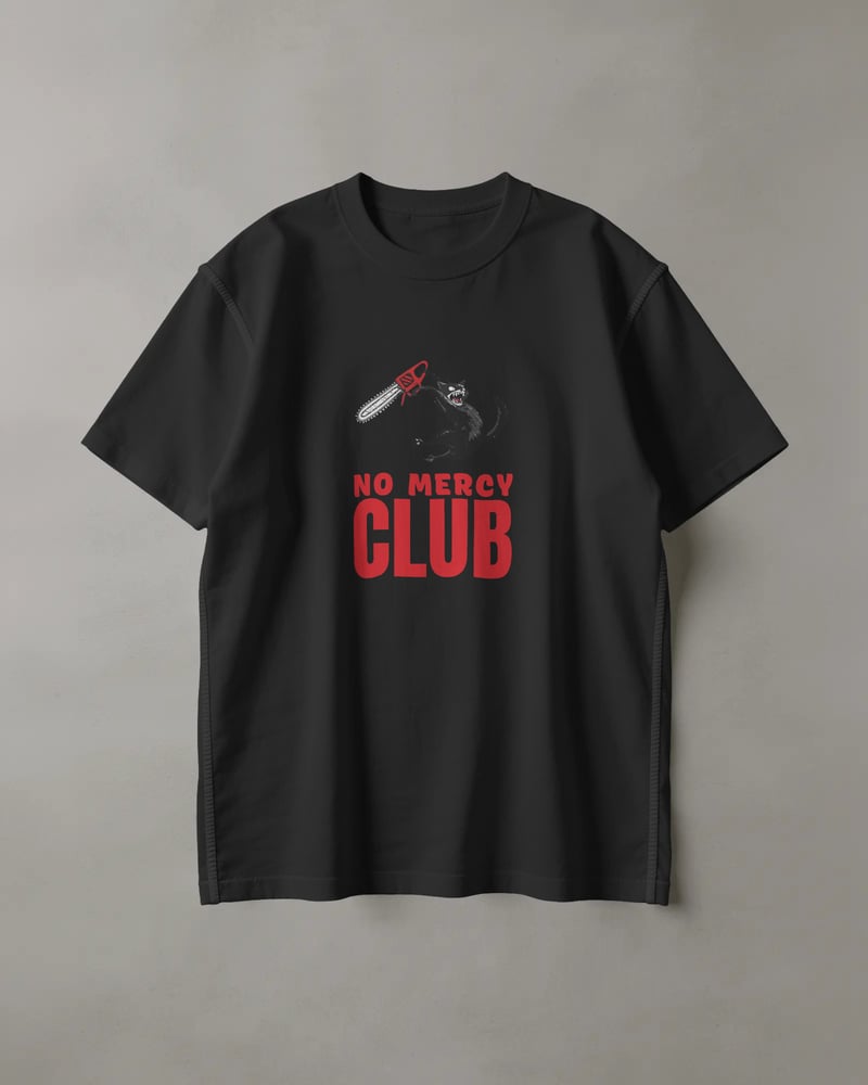 Siyah regular tişört üzerinde No Mercy Club baskısı, kedi figürlü, fotoğraf 1/3