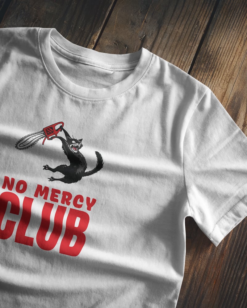 Beyaz regular tişört üzerinde No Mercy Club baskısı, tipografik tarzı, kedi figürlü, fotoğraf 1/3