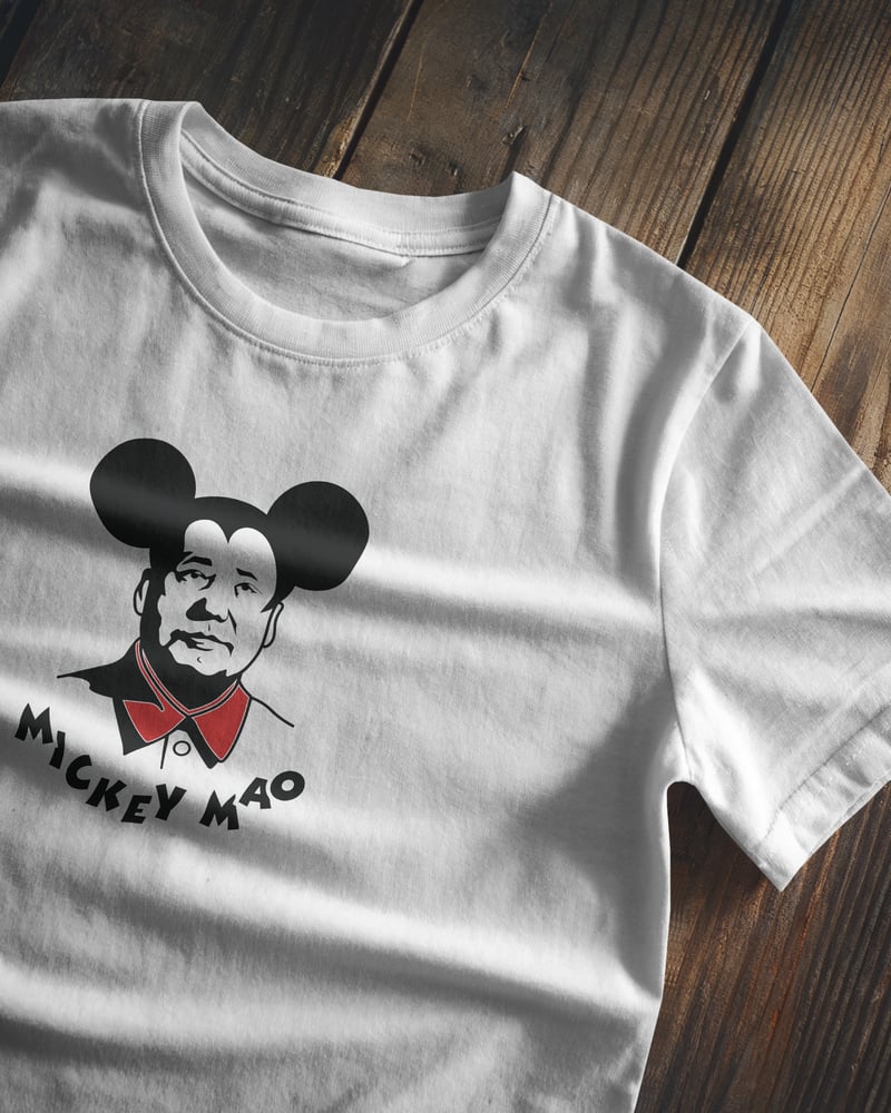 Beyaz regular tişört üzerinde Mickey Mao baskısı, fotoğraf 1/3