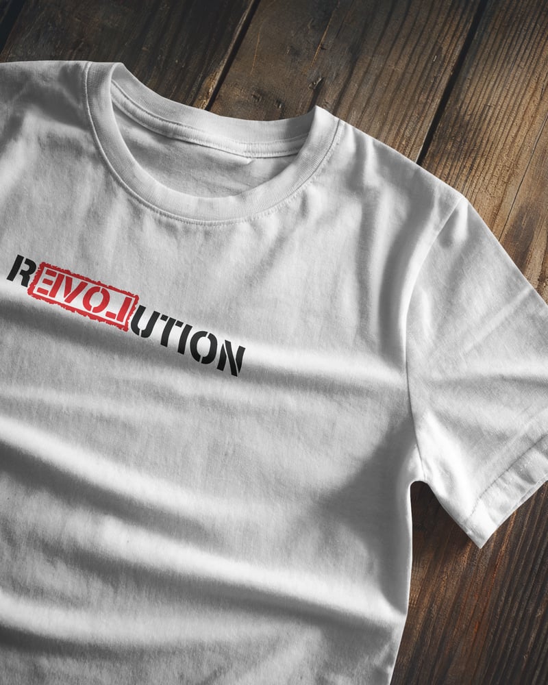 Beyaz regular tişört üzerinde Revolution Love baskısı, tipografik tarzı, fotoğraf 1/3