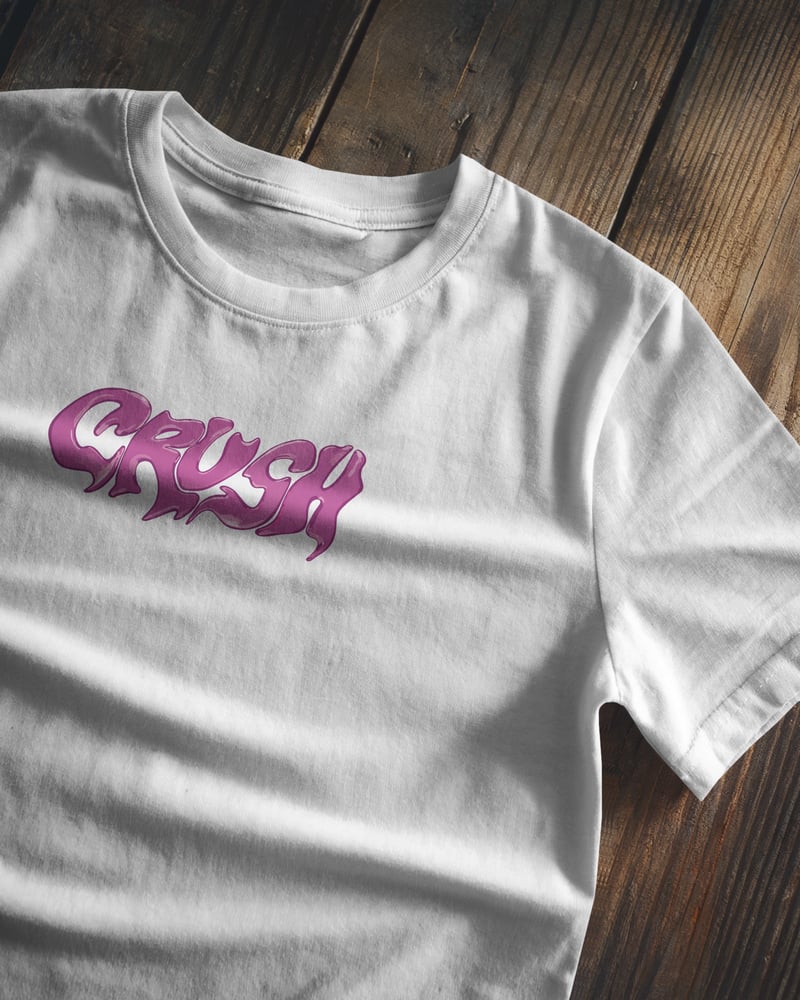 Beyaz regular tişört üzerinde Crush baskısı, tipografik tarzı, fotoğraf 1/3