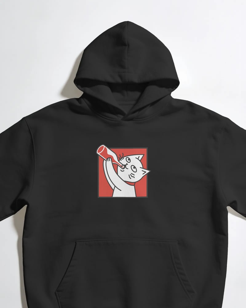 Siyah oversize kapüşonlu sweatshirt üzerinde Sarhoş Kedi baskısı, kedi figürlü, fotoğraf 1/3