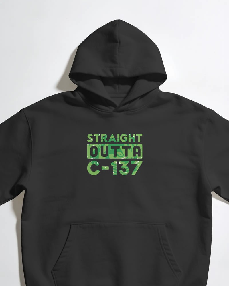 Siyah oversize kapüşonlu sweatshirt üzerinde Rick and Morty Straight Outta C-137 baskısı, tipografik tarzı, fotoğraf 1/3