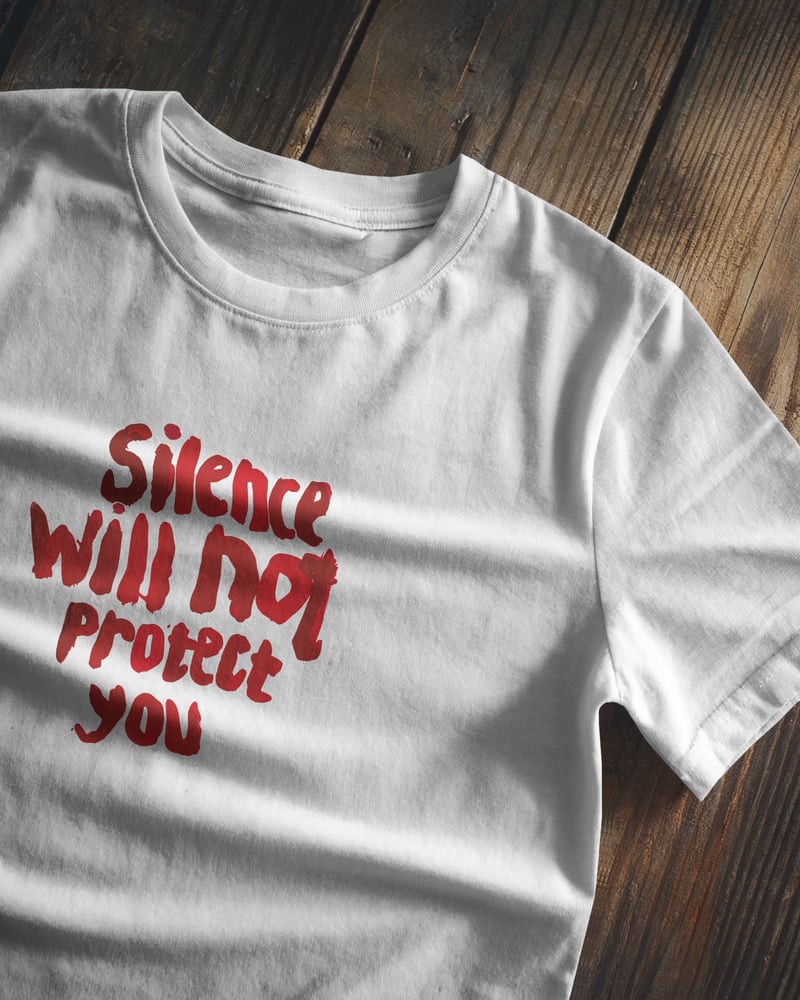 Beyaz regular tişört üzerinde Silence Will Not Protect You baskısı, tipografik tarzı, fotoğraf 1/3