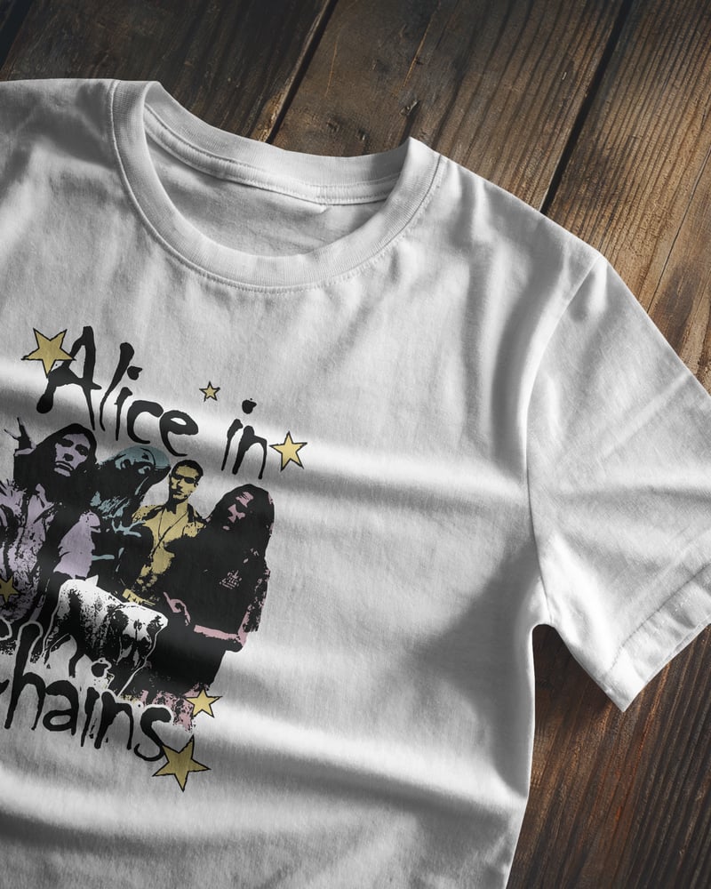 Beyaz regular tişört üzerinde Alice in Chains baskısı, grunge tarzı, fotoğraf 1/3