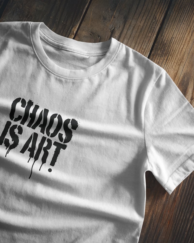 Beyaz regular tişört üzerinde Chaos is Art baskısı, tipografik tarzı, fotoğraf 1/3