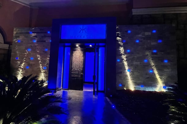 Vibrant blue lights around the sign of the restaurant Hakkasan in Dubai