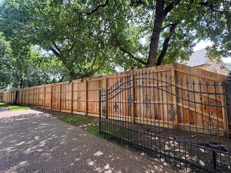 EXTRAORDINARY FENCE & PATIOS