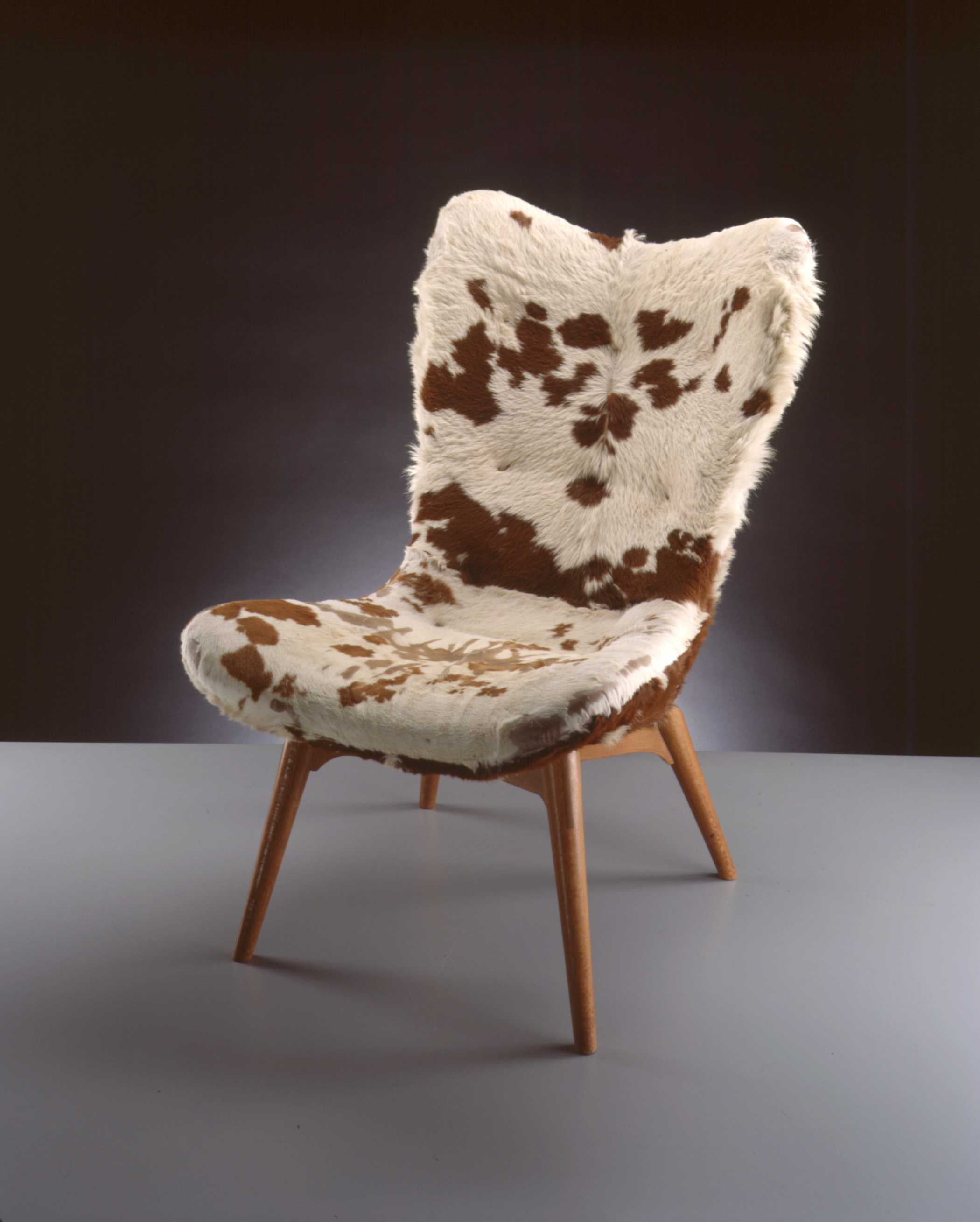 R152 Contour Chair designed by Grant Featherston