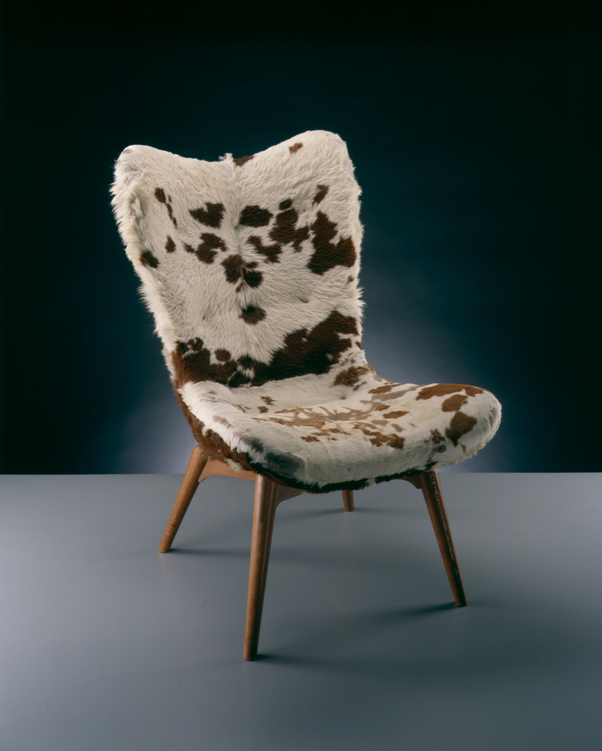 R152 Contour Chair designed by Grant Featherston