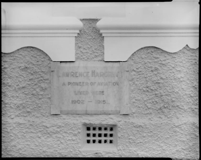 Photograph of a plaque on the former home of Lawrence Hargrave in Woollahra Point
