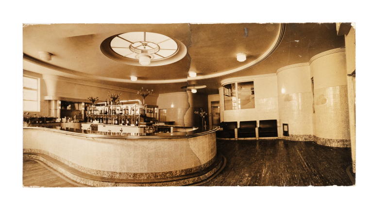Photograph of Royal Hotel saloon bar, Auburn