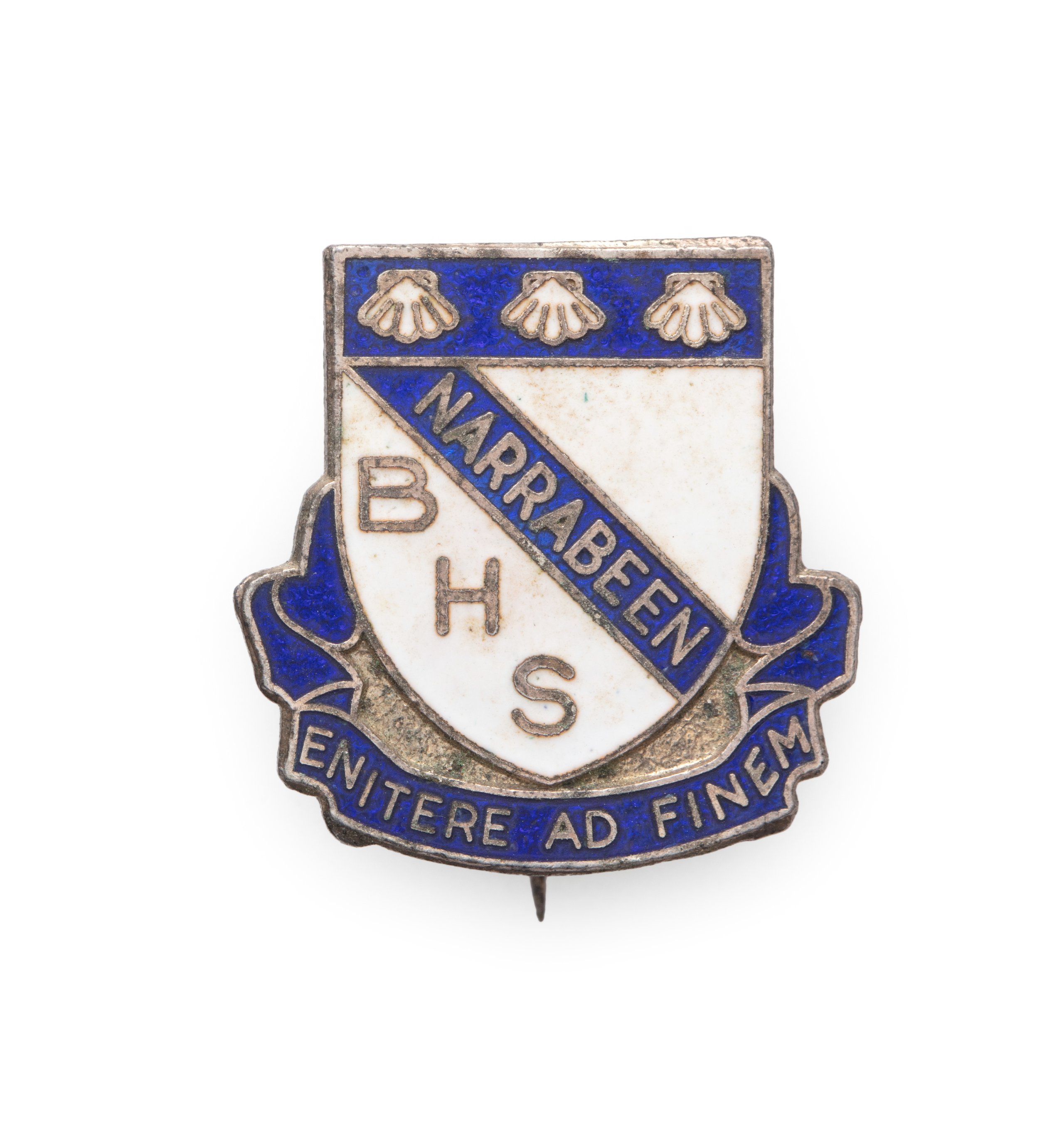 'Enitere Ad Finem' school badge