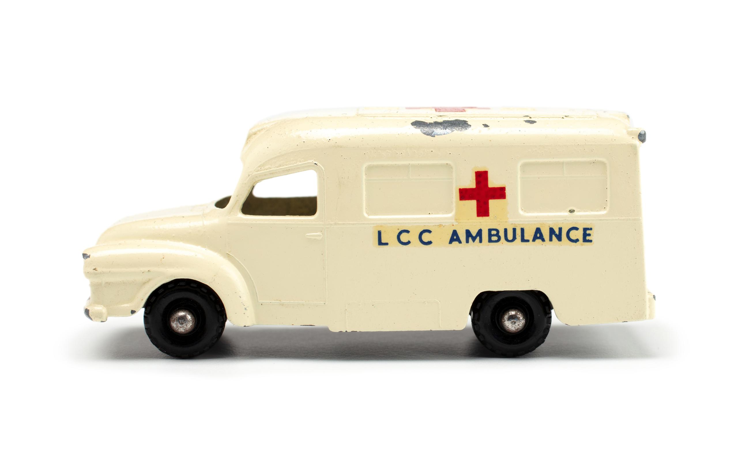 MATCHBOX 　No.14 　LOMAS AMBULANCE s-l400.jpg