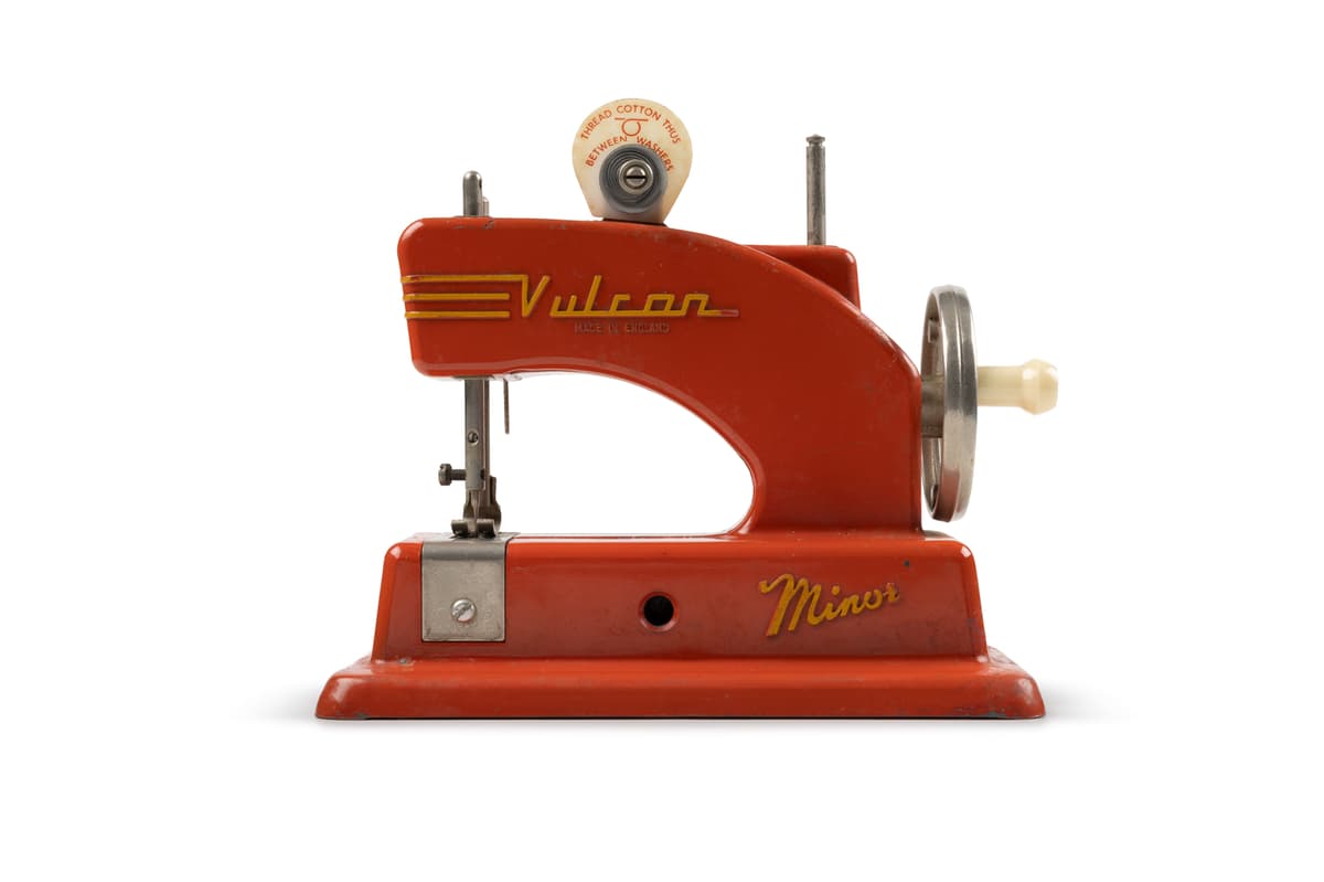 イギリスアンティーク　Vulcan Mini 赤色トイミシン Powerhouse Collection - ⁨'Vulcan Minor' toy sewing machine⁩, c 1957