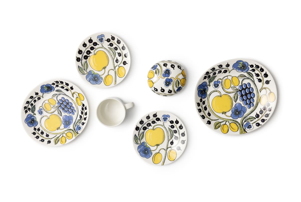 Arabia of Finland dinner set with 'Paratiisi' pattern used by Margaret Fulton by Arabia Ceramic Factory