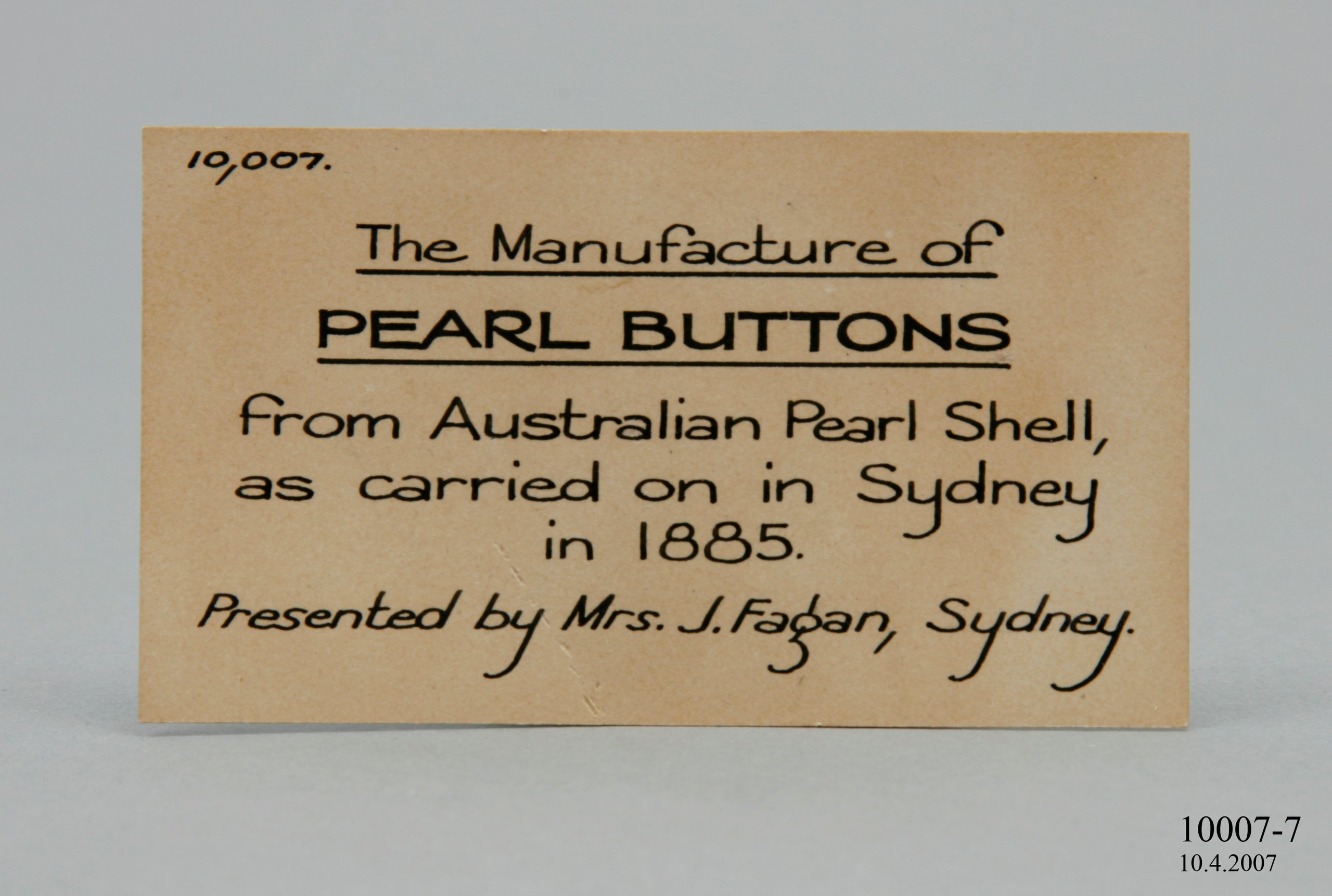 Label for didactic display of pearl shell manufacture.