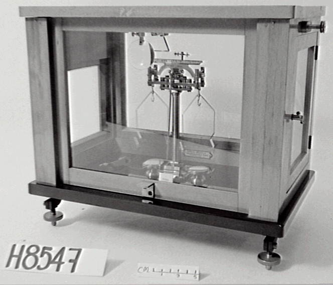 Analytical balance made by Paul Bunge