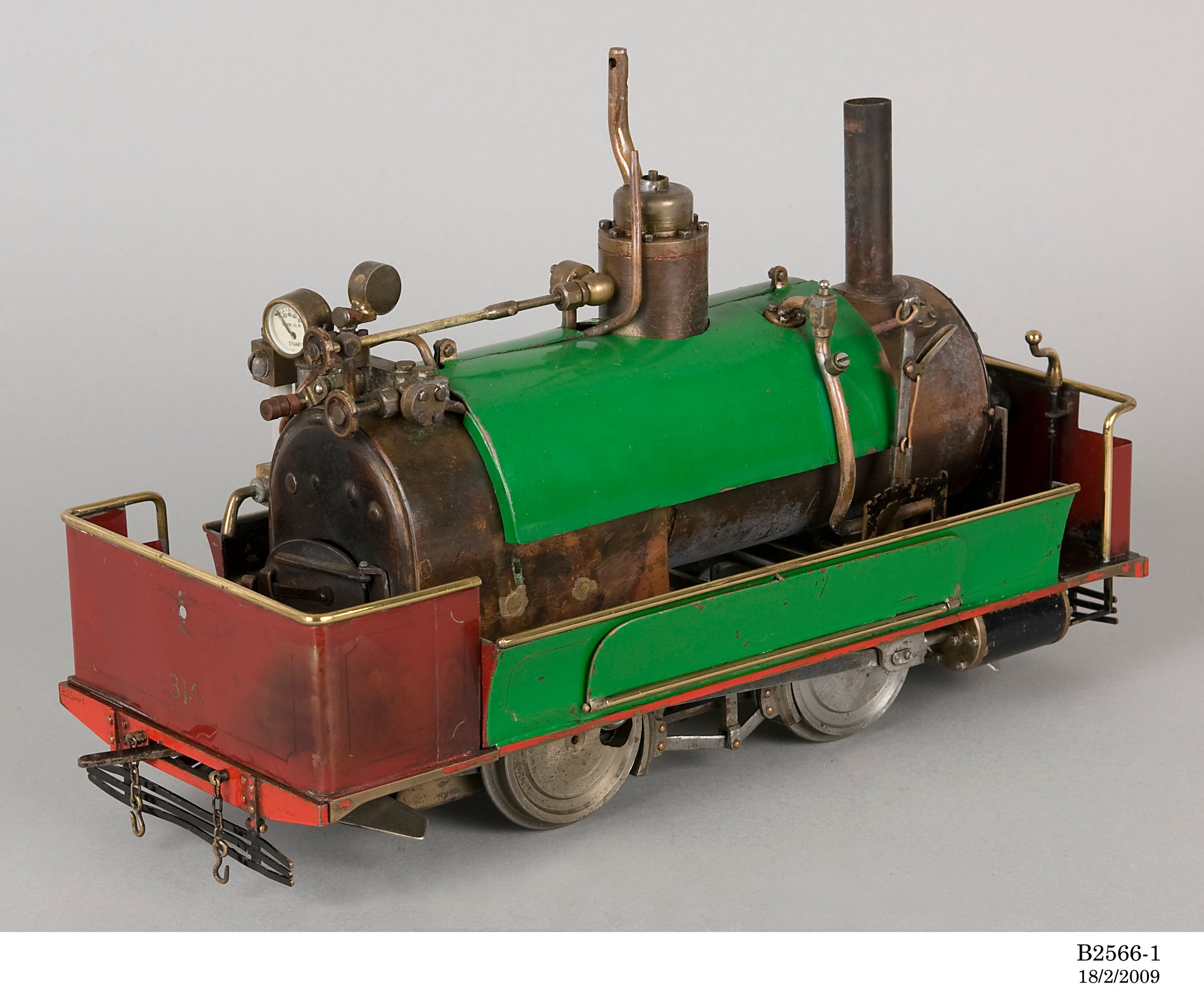Model of Sydney steam tram and cars by Bob Cutcher