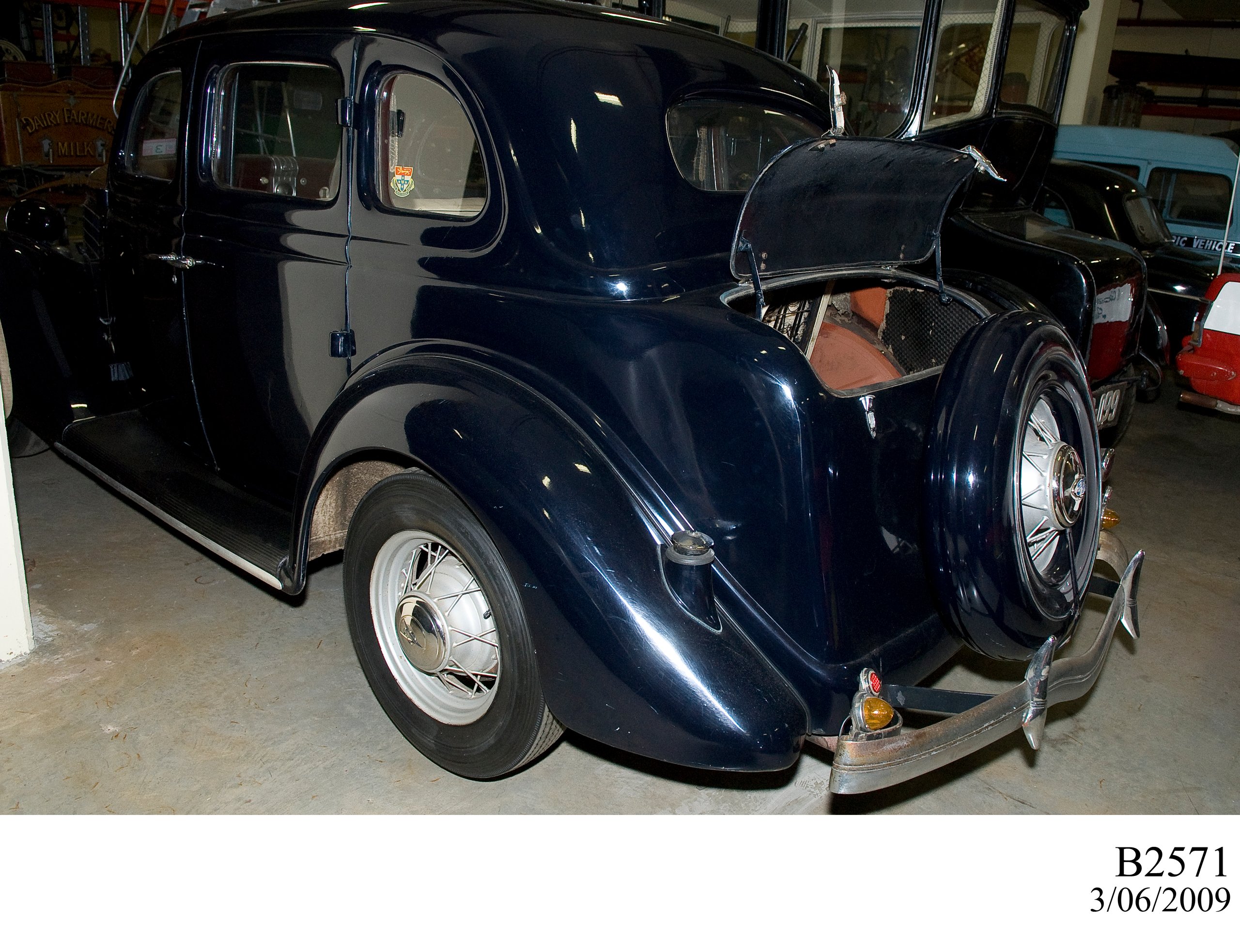 1935 Ford V8 De Luxe model 48 sedan