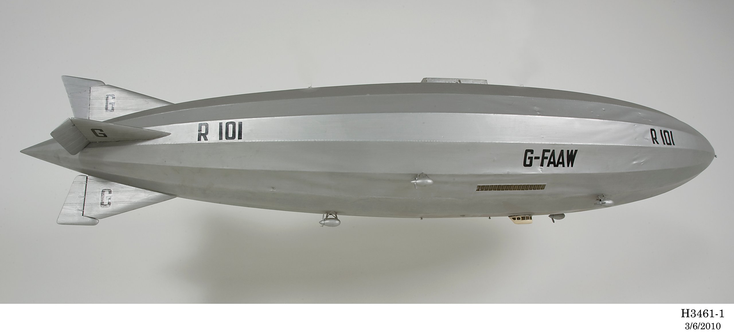 Model of 1929 British airship R101 G-FAAW