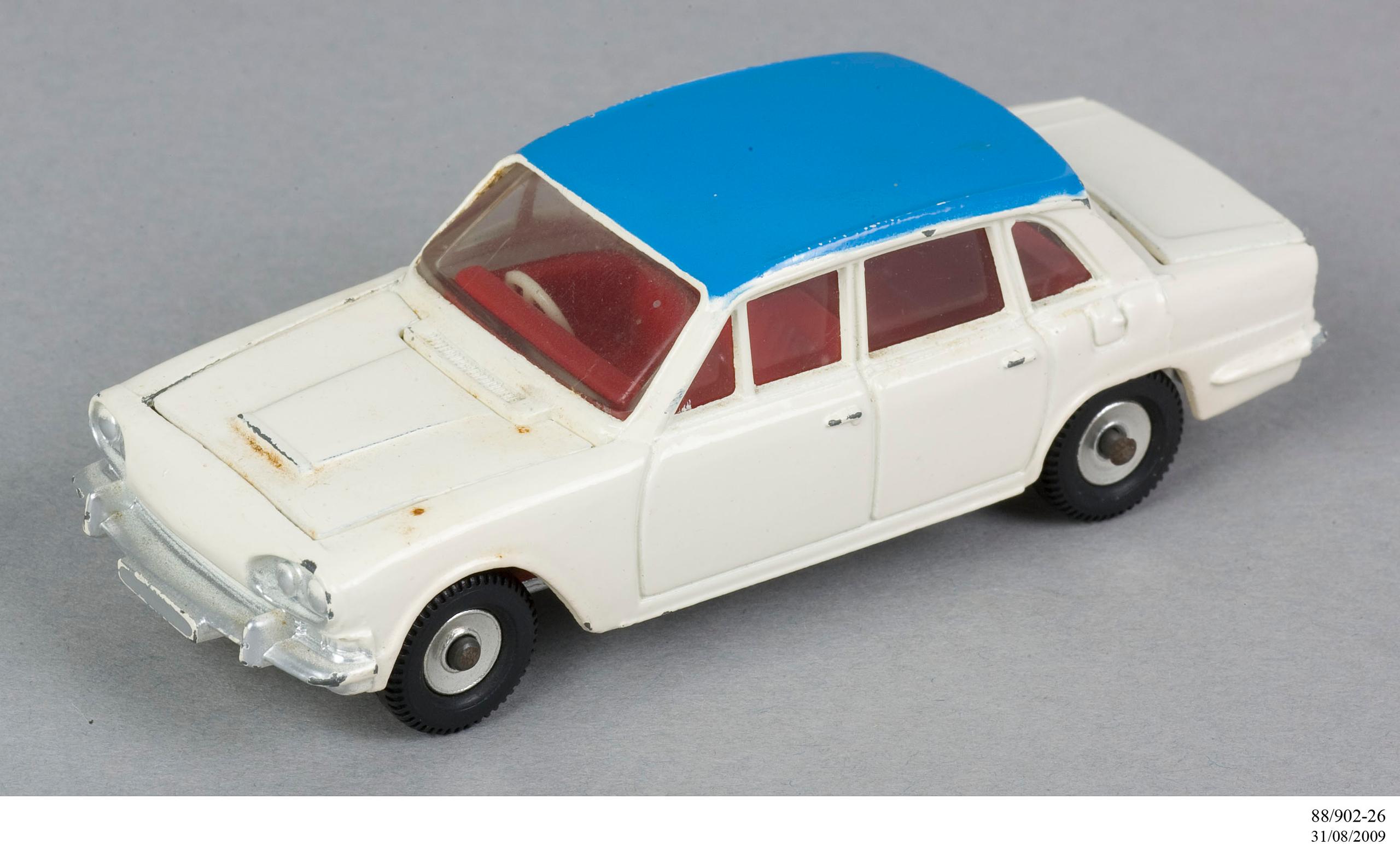 Powerhouse Collection Dinky Toys No. 135 Triumph 2000 car