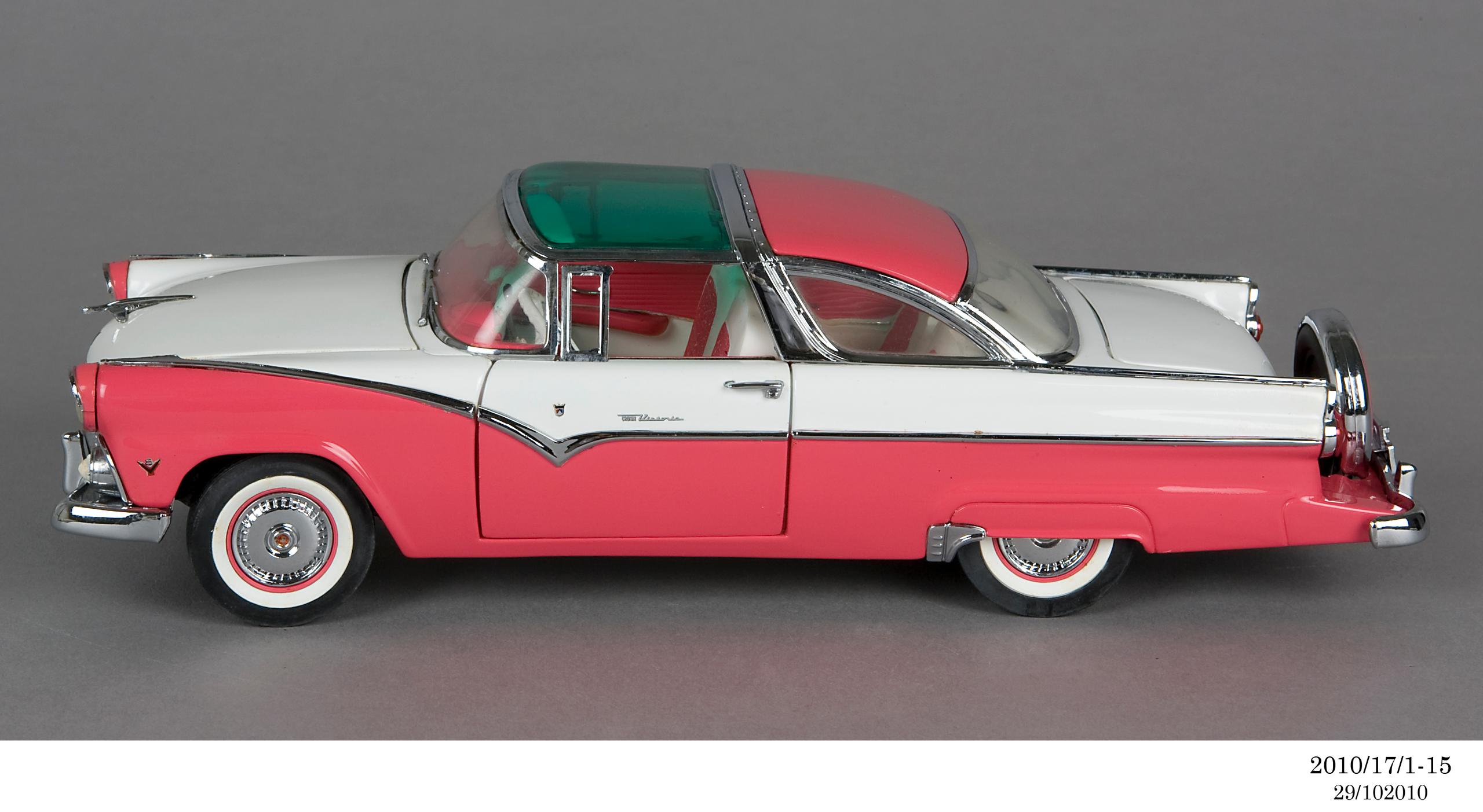 Powerhouse Collection - Model of 1955 Ford Fairlane Crown Victoria