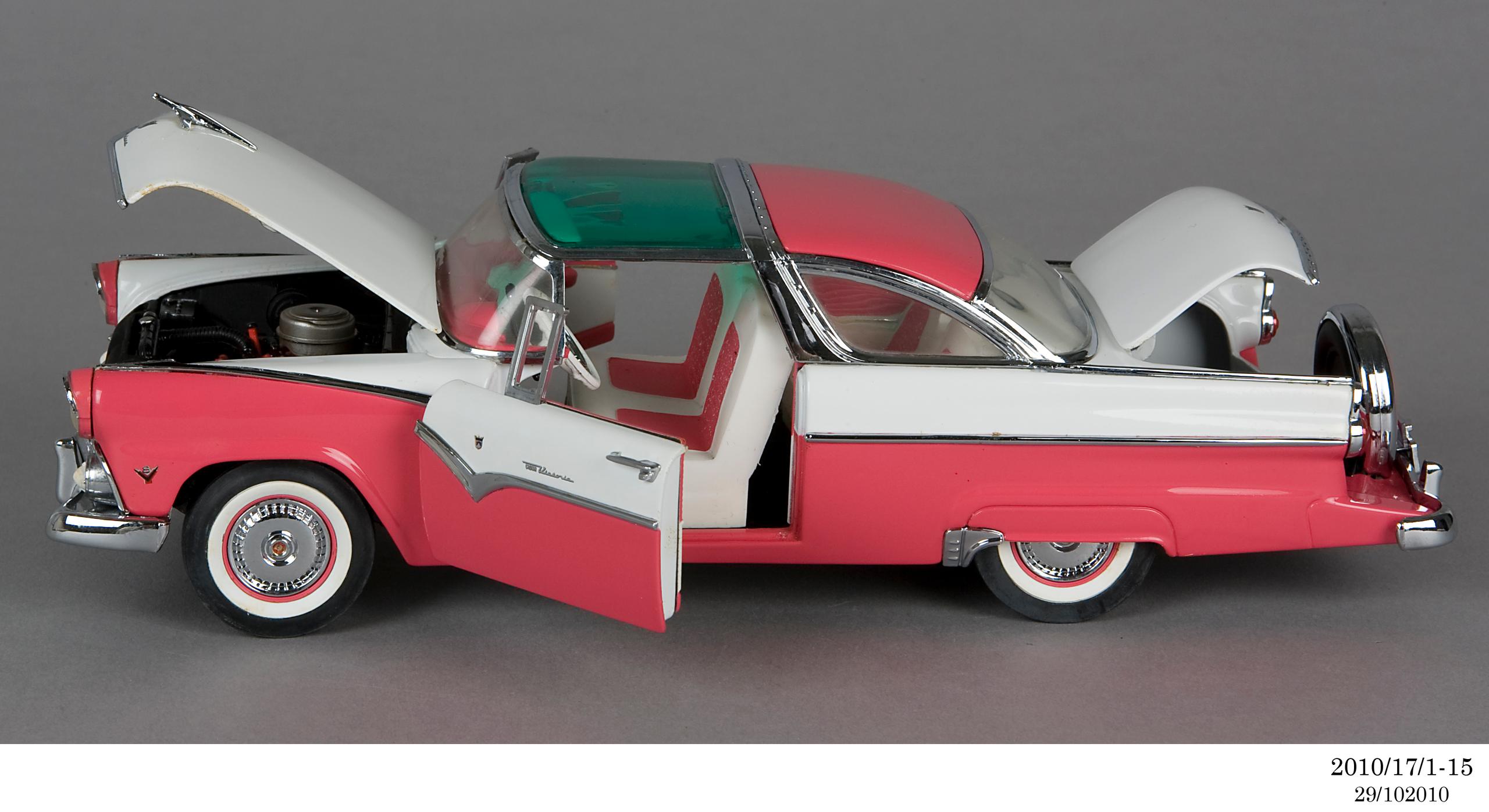 Powerhouse Collection - Model of 1955 Ford Fairlane Crown Victoria
