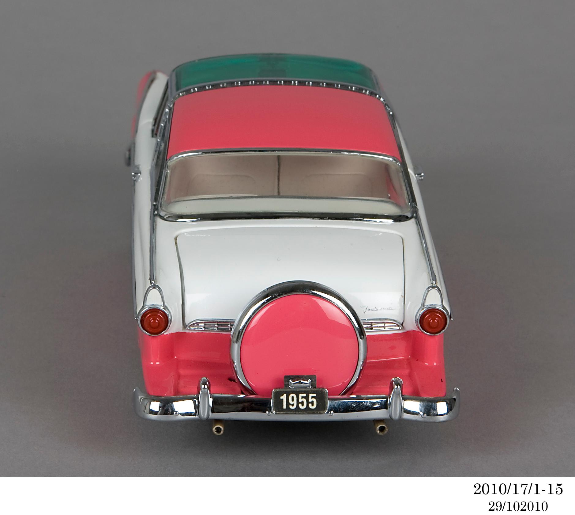FORD Fairlane Crown Victoria (1955) ミニカー Road Signature - 1:18 Scale Model 1955 Ford Crown Victoria Die