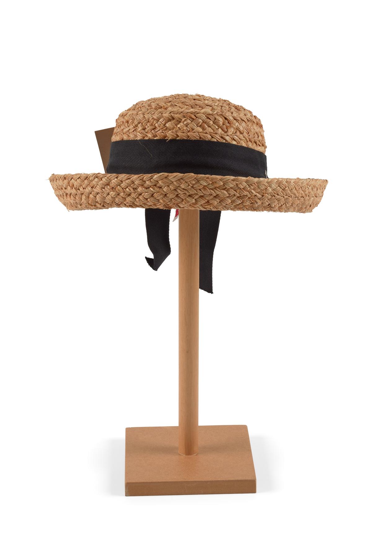 Powerhouse Collection - ⁨Helen Kaminski hat, hatbox and  display picture 2