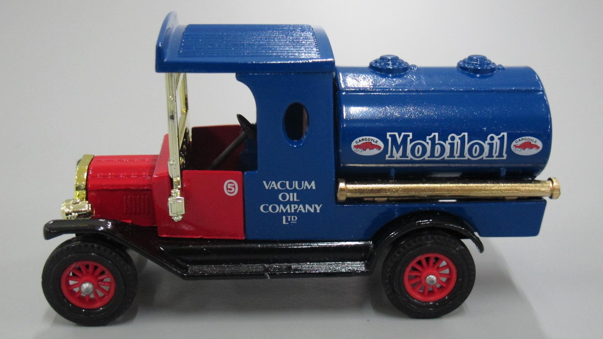 ゆ*ん様 Matchbox N98 Mobilgas タンクローリー Powerhouse Collection - Matchbox toy tanker by Lesney Products