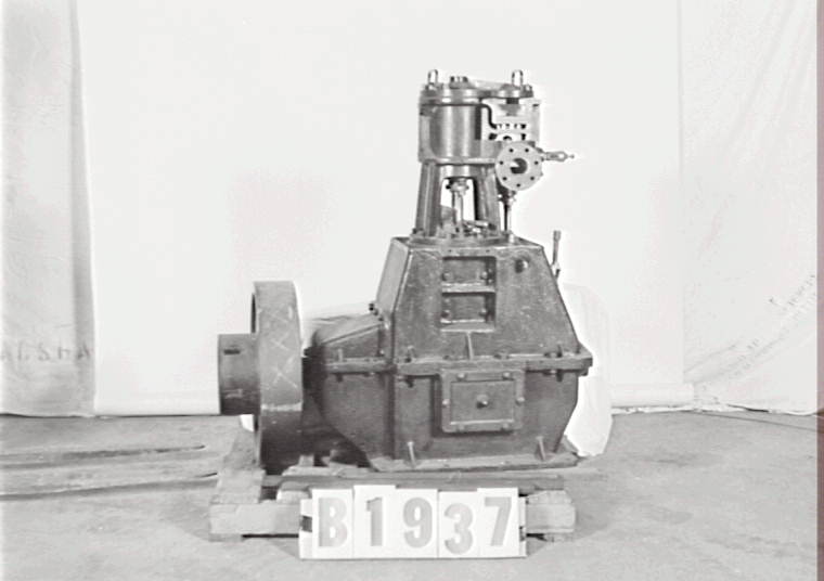 Sectioned inverted vertical steam engine used on HMAS Australia